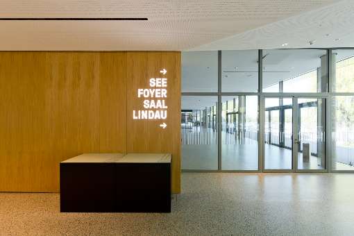 Bild 2: Bestes Furnier und moderne Verglasungen in perfektem Zusammenspiel. Foto: IFN/europlac